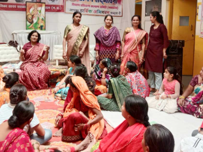 महिलाओं को आत्मनिर्भर बनाने मे समिति द्वारा लघुउद्योग प्रशिक्षण केंद्र का किया शुभारंभ